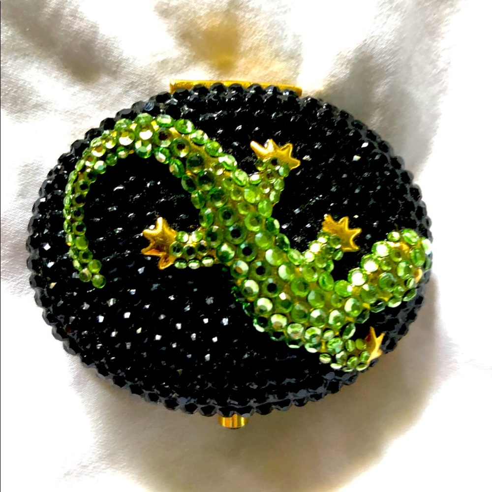 Bejeweled Estēe Lauder compact